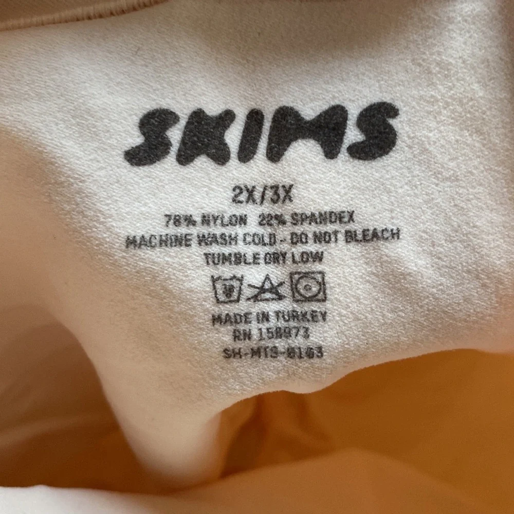 SKIMS SCULPTING MID THIGH SHORTS - Picture 4 of 4
